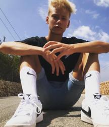 Socks feet sneakers 5da5fcd82be51.jpg