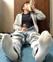 Socks feet sneakers 5da5fce89e981.jpg