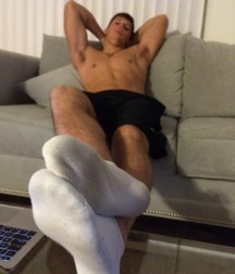 Socks feet sneakers 5da5fd01440e3.jpg