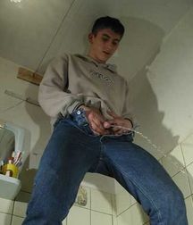 Boys pissing a lot 5dac7199ef626.jpg