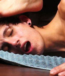 Below my friend's feet 5dadfbe0c5eeb.jpg