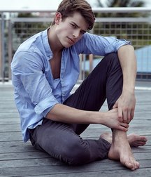 Barefoot in jeans 5dae539895a6a.jpg
