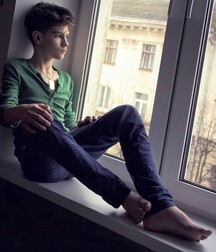 Barefoot in jeans 5dae53a450bd4.jpg