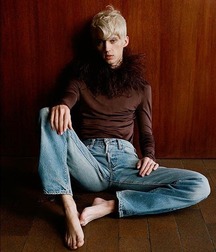 Barefoot in jeans 5dae53a74aff3.jpg