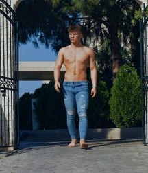 Barefoot in jeans 5dae53b0da43f.jpg