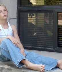 Barefoot in jeans 5dae53c06e024.jpg
