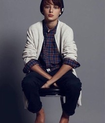 Barefoot in jeans 5dae53d7d9fba.jpg