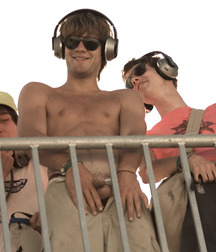 Boys taking a leak 6 5dae58a09fdb7.jpg