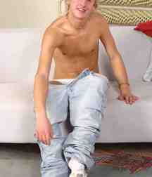 Blonde hottie Mark 5db084ad4e8a9.jpg