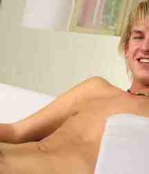 Blonde hottie Mark 5db084c9ccbfa.jpg