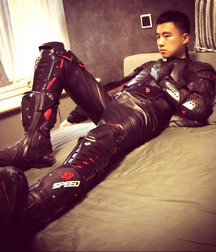 Biker in boots and leather 5db1c3d349e99.jpg
