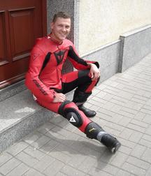 Biker in boots and leather 5db1c3ec06c36.jpg