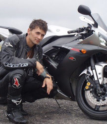 Biker in boots and leather 5db1c3ed65011.jpg