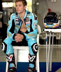Biker in boots and leather 5db1c3fc6eef0.jpg