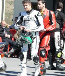 Biker in boots and leather 5db1c42189660.jpg