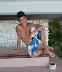 Sexy and barefoot 5db333b7736a2.jpg