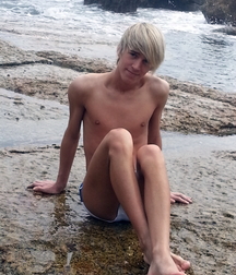 Sexy and barefoot 5db3340f46acf.jpg