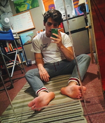 Sexy and barefoot 5db3342e64e7d.jpg