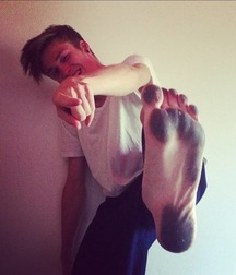 Webfinds boy feet 5db711cce2447.jpg