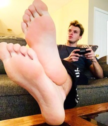 Webfinds boy feet 2 5db86d7177b50.jpg