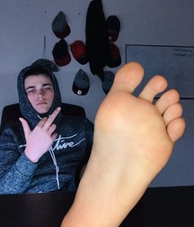 Webfinds boy feet 2 5db86d8b1ff53.jpg
