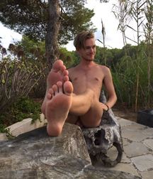 Barefoot and delicious 5dbc4dc5afc66.jpg