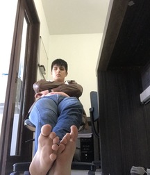 Sweaty bare feet 5dbca63e95229.jpg