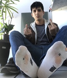 Sweaty bare feet 5dbca642887eb.jpg