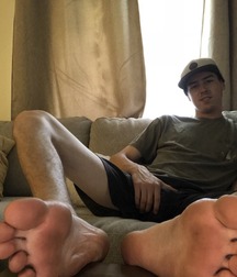 Sweaty bare feet 5dbca64d72b7a.jpg