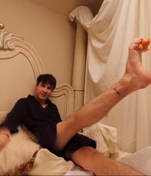 Sweaty bare feet 5dbca6567efbd.jpg