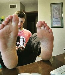 Sweaty bare feet 5dbca6599f689.jpg