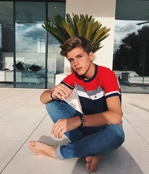 Famous feet 5dbda5d5dab32.jpg