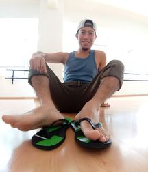 Teen boys hot and barefoot 5dbdd48ad1a17.jpg