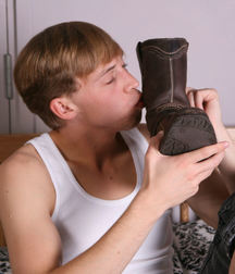 Tim taking boots off 5dbed1f89517b.jpg