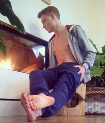 Feet up to face 5dc0d6e147eb2.jpg