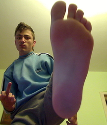 Feet up to face 5dc0d6fe3275c.jpg