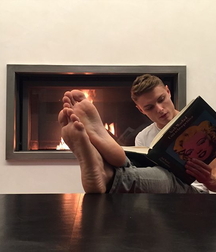 Feet up to face 5dc0d6ffef957.jpg