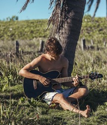 Barefoot models 5dc1e923c9239.jpg