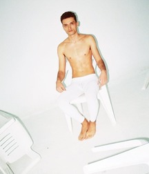 Barefoot models 5dc1e92b0b744.jpg