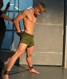 Barefoot models 5dc1e93d0b884.jpg