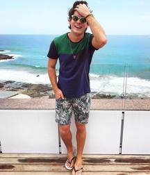 Boy beauties in flip flops 5dc31403d6411.jpg