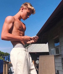 Powerful boy bodies 5dc49f6e4cf66.jpg