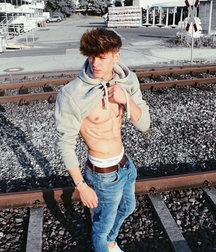 Wanna touch my ripped abs 5dc56e8775264.jpg