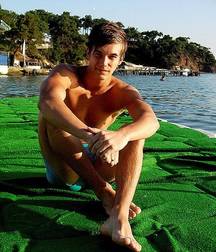 Barefoot and hot 5dcc93ef82f5b.jpg