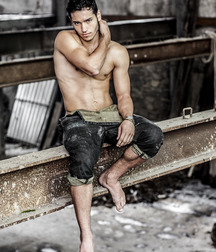 Barefoot and hot 5dcc941f90744.jpg