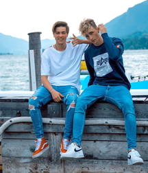 Twinks in sneakers 5dcee19a9ca94.jpg