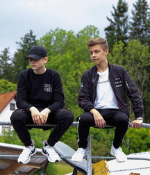 Twinks in sneakers 5dcee1a470bf9.jpg