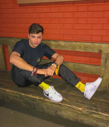 Twinks in sneakers 5dcee1b52c92d.jpg