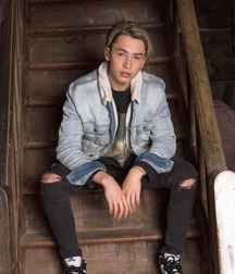 Twinks in sneakers 5dcee1cb6beaa.jpg