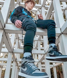 Twinks in sneakers 5dcee1e86ab73.jpg